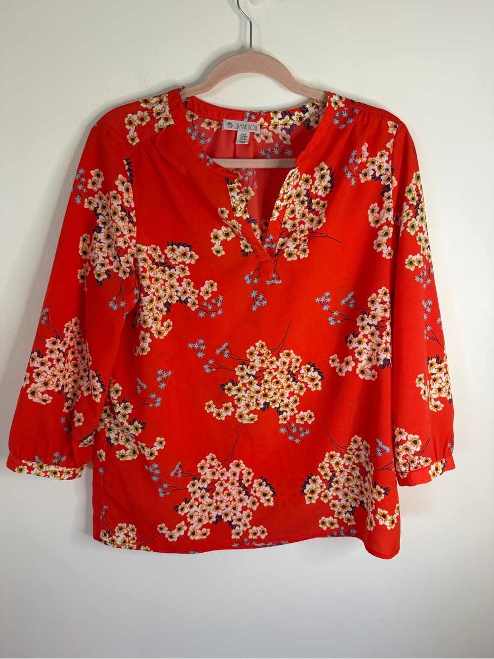 Elaine Rose Red Floral Split V-Neck Blouse size Medium 3/4 sleeve lightweight